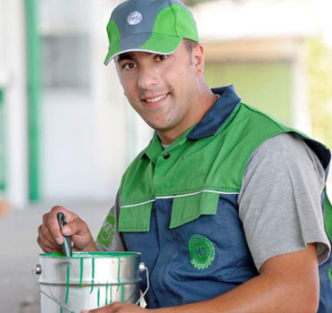 Mitarbeiter mit einem Eimer Farbe